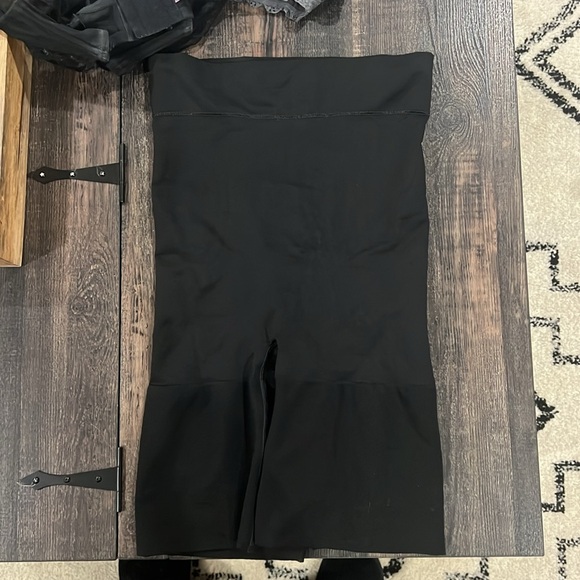 Like New Victoria’s Secret shape wear shorts mid thigh tummy control medium - Picture 2 of 4